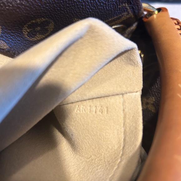 LV Artsy used only few times in pristine condition No Scratches No Stains - Picture 5 of 7